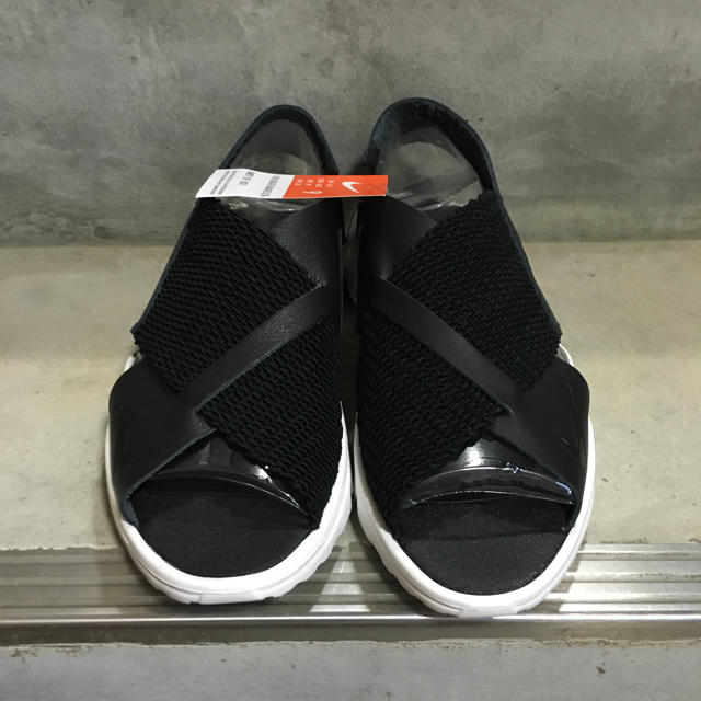 NIKE(ナイキ)の再入荷 NIKE WMNS HUARACHE ULTRA SANDAL ハラチ レディースの靴/シューズ(サンダル)の商品写真