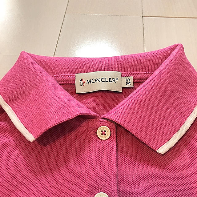 MONCLER(モンクレール)の【限定値下げ‼︎】モンクレール ピンク ポロTシャツ XS.S.M レディースのトップス(ポロシャツ)の商品写真