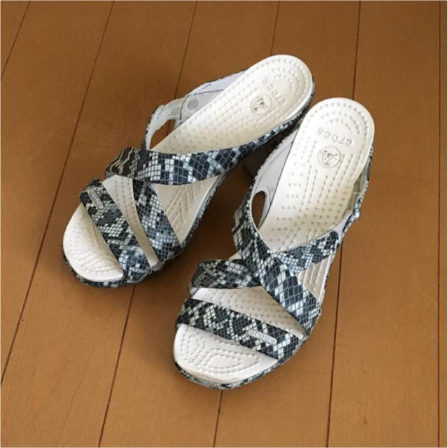 crocs - クロックスサンダルW4パイソン柄美品の通販 by ^_^minami｜クロックスならラクマ