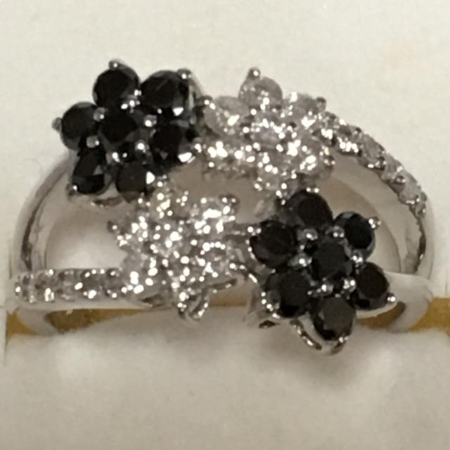 JEWELRY TSUTSUMI - ダイヤ ブラックダイヤ 1.07ct フラワーモチーフリングの通販 by 桃の花's shop