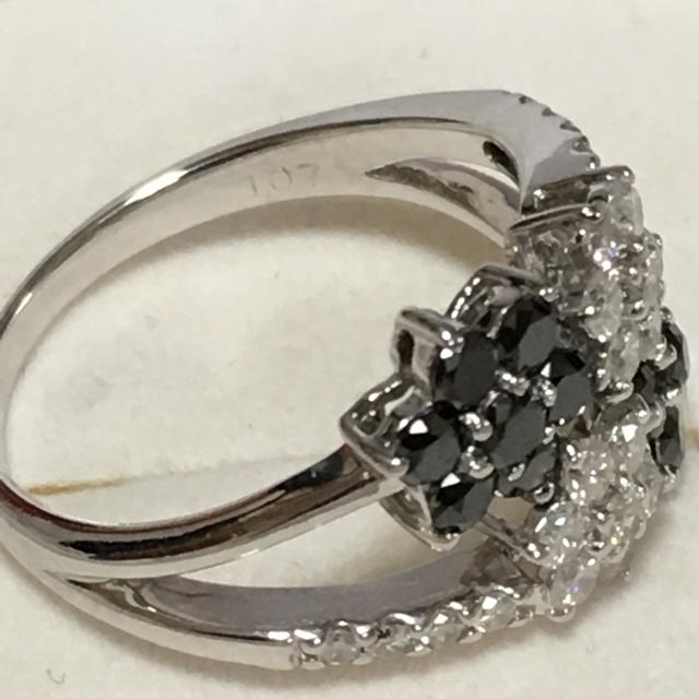 JEWELRY TSUTSUMI(ジュエリーツツミ)のダイヤ ブラックダイヤ 1.07ct フラワーモチーフリング レディースのアクセサリー(リング(指輪))の商品写真