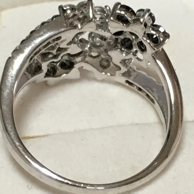JEWELRY TSUTSUMI(ジュエリーツツミ)のダイヤ ブラックダイヤ 1.07ct フラワーモチーフリング レディースのアクセサリー(リング(指輪))の商品写真