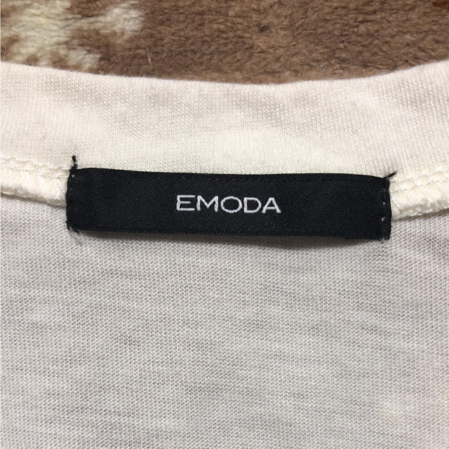EMODA(エモダ)のEMODA プリント Ｔシャツ レディースのトップス(Tシャツ(半袖/袖なし))の商品写真