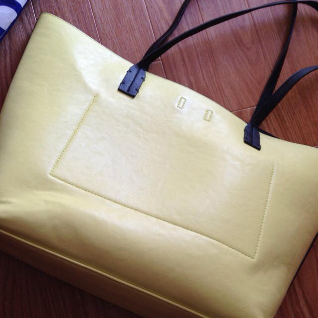 GU(ジーユー)のイエロー バッグ レディースのバッグ(ショルダーバッグ)の商品写真