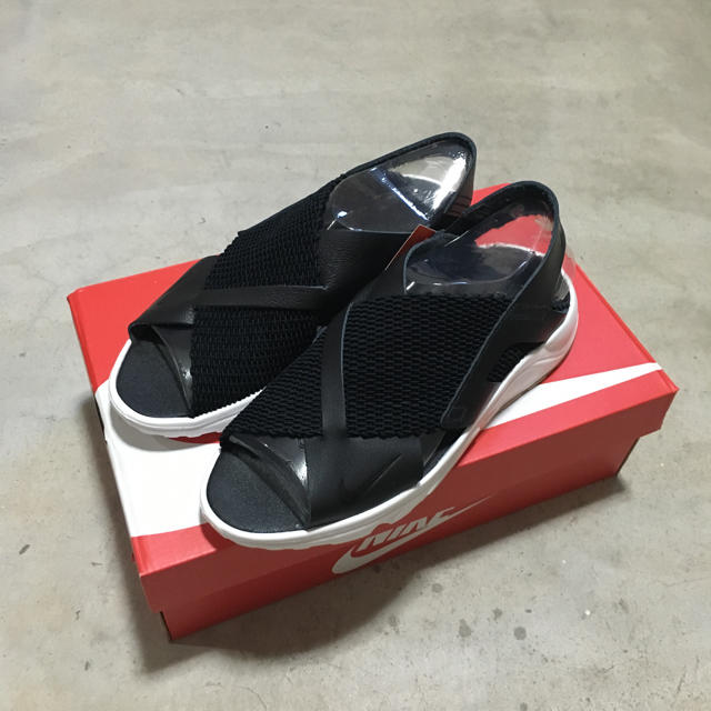 NIKE(ナイキ)の再入荷 NIKE WMNS HUARACHE ULTRA SANDAL ハラチ レディースの靴/シューズ(サンダル)の商品写真