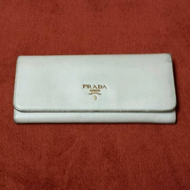 PRADA(プラダ)のプラダ♡ホワイト長財布 レディースのファッション小物(財布)の商品写真