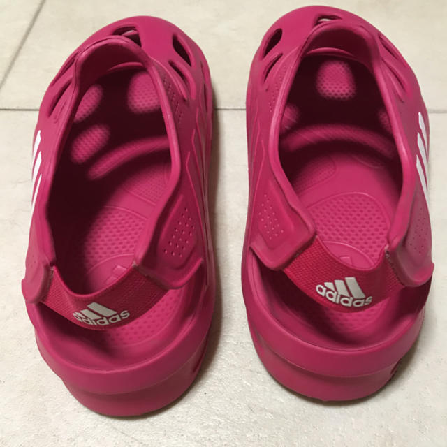 adidas(アディダス)のアディダス サンダル 21センチ キッズ/ベビー/マタニティのキッズ靴/シューズ(15cm~)(サンダル)の商品写真