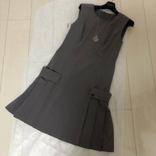 フォクシー(FOXEY)のFOXEY NEWYORK ロゴプレート付きワンピース(ひざ丈ワンピース)