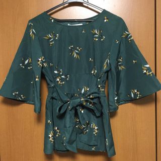 グレイル(GRL)の花柄ウエストリボンペプラムトップス(シャツ/ブラウス(半袖/袖なし))