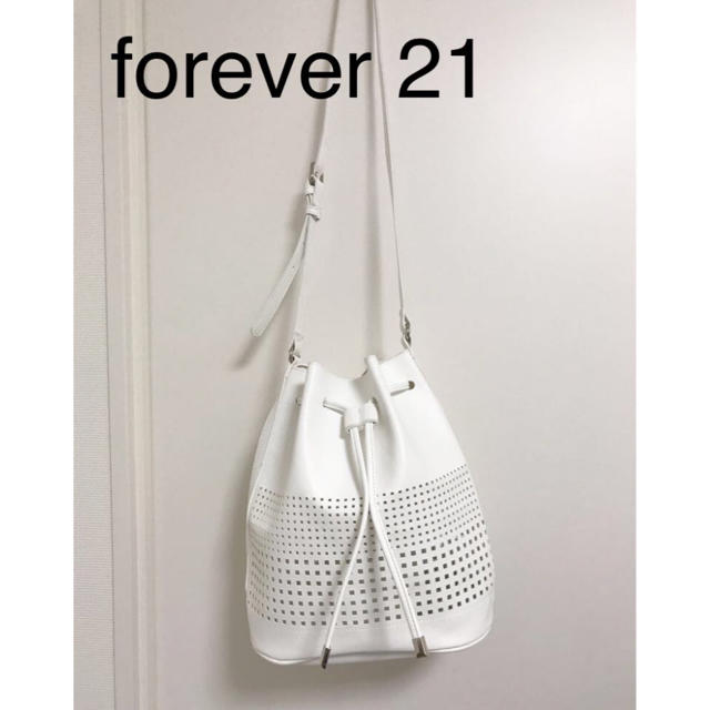 FOREVER 21(フォーエバートゥエンティーワン)の新品 forever 21 レザー ショルダーバッグ 巾着バッグ ホワイトバッグ レディースのバッグ(ショルダーバッグ)の商品写真