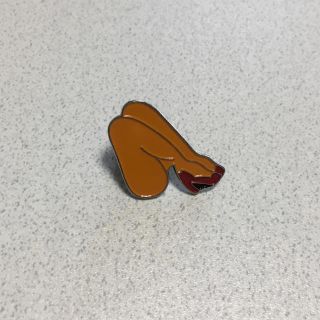 シュプリーム(Supreme)のsupreme legs pin(バッジ/ピンバッジ)