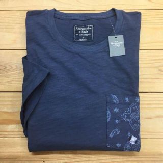 アバクロンビーアンドフィッチ(Abercrombie&Fitch)の新品【メンズM】★アバクロ★ポケット付き半袖Ｔシャツ/紺/ペイズリー柄(Tシャツ/カットソー(半袖/袖なし))