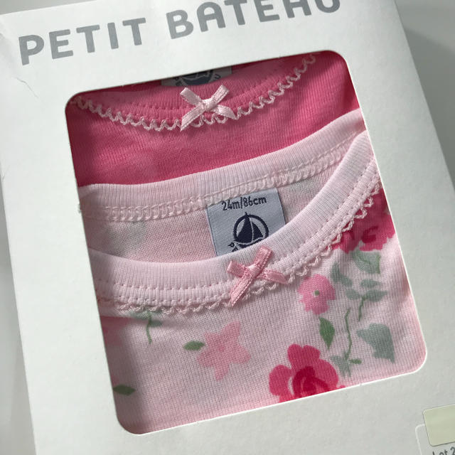 PETIT BATEAU(プチバトー)の新品 プチバトー フラワープリント半袖ボディ2枚組24m/86cm キッズ/ベビー/マタニティのベビー服(~85cm)(肌着/下着)の商品写真