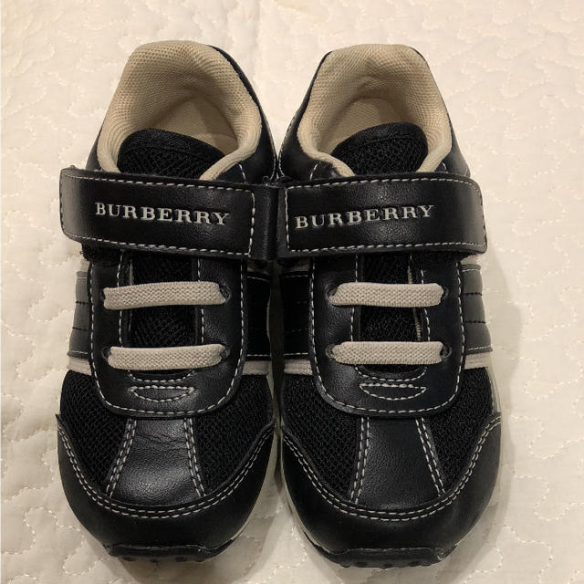BURBERRY(バーバリー)の《美品》Burberry 黒スニーカー 15㎝ キッズ/ベビー/マタニティのキッズ靴/シューズ(15cm~)(スニーカー)の商品写真