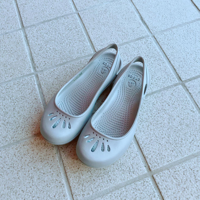 crocs(クロックス)のcrocs♡フラットシューズ♡シルバー レディースの靴/シューズ(サンダル)の商品写真