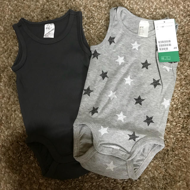 H&M(エイチアンドエム)の⭐︎新品 H&M ノースリロンパース 星 ブラック ボディーオール 出産準備 キッズ/ベビー/マタニティのベビー服(~85cm)(ロンパース)の商品写真