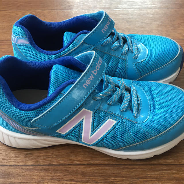 New Balance(ニューバランス)の美品！二ューバランス22センチ キッズ/ベビー/マタニティのキッズ靴/シューズ(15cm~)(スニーカー)の商品写真