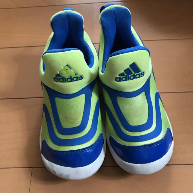 adidas(アディダス)のアディダス 18.5センチ   キッズ/ベビー/マタニティのキッズ靴/シューズ(15cm~)(スニーカー)の商品写真