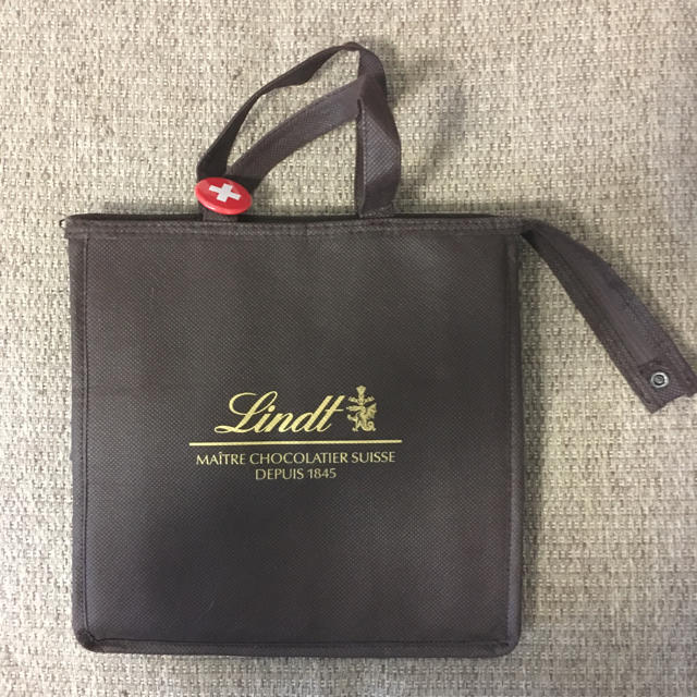 Lindt(リンツ)のリンツ クーラーバック バッチ付き インテリア/住まい/日用品のキッチン/食器(弁当用品)の商品写真