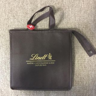 リンツ(Lindt)のリンツ クーラーバック バッチ付き(弁当用品)