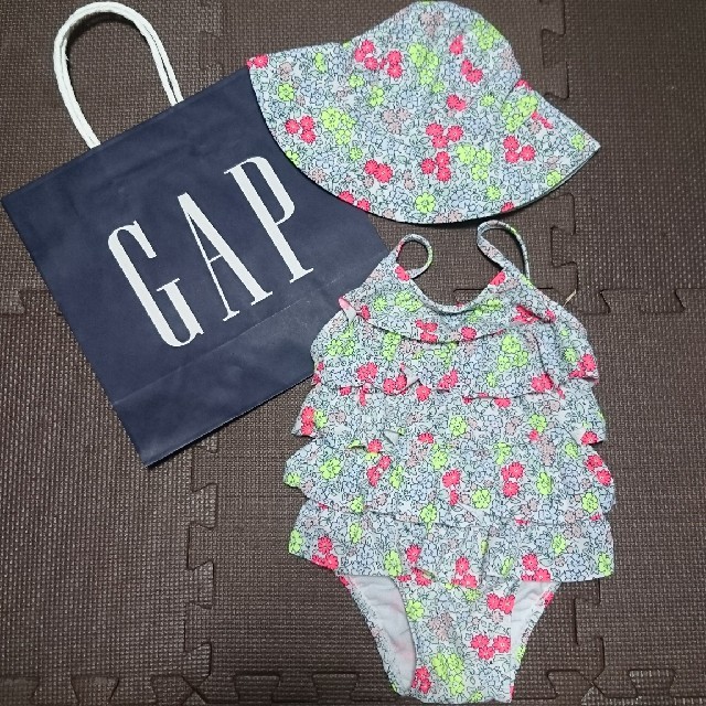 babyGAP(ベビーギャップ)のOK様専用【新品】ベビーギャップ 水着&帽子セット 花柄 80サイズ キッズ/ベビー/マタニティのベビー服(~85cm)(水着)の商品写真