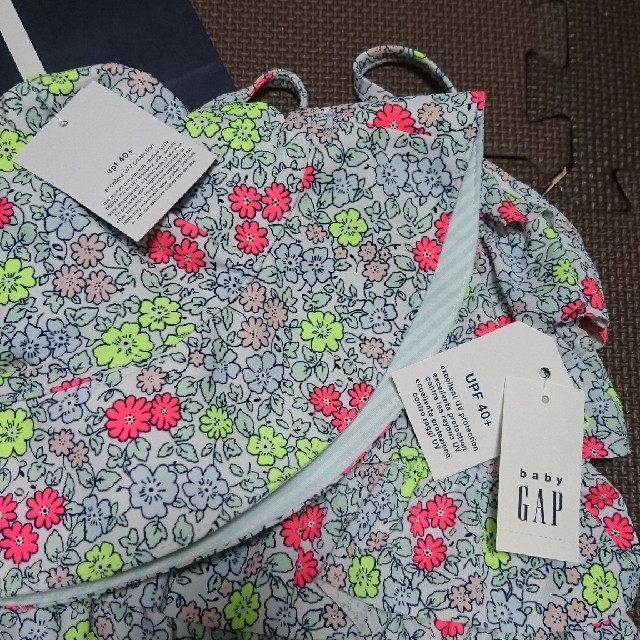 babyGAP(ベビーギャップ)のOK様専用【新品】ベビーギャップ 水着&帽子セット 花柄 80サイズ キッズ/ベビー/マタニティのベビー服(~85cm)(水着)の商品写真