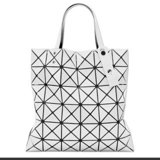 イッセイミヤケ(ISSEY MIYAKE)のバオバオ　イッセイミヤケ　白　BAOBAO ISSEY MIYAKE(トートバッグ)