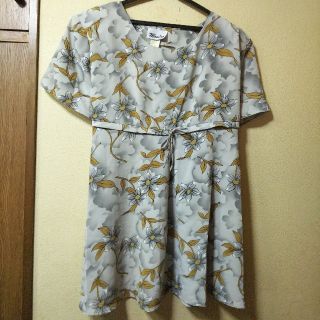 monica★新品★ゆったり系花柄チュニック／グレーＳ(チュニック)