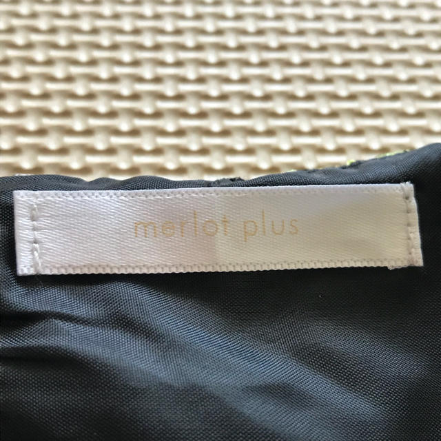 merlot(メルロー)のmerlot plus 襟チュール花刺繍ワンピース レディースのワンピース(ひざ丈ワンピース)の商品写真