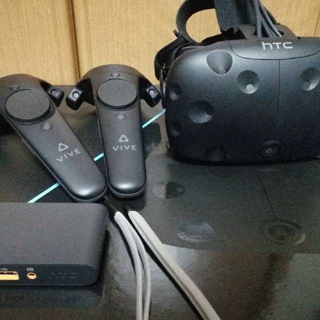 HTC(ハリウッドトレーディングカンパニー)のHTC vive 本体 +三脚2つ スマホ/家電/カメラのPC/タブレット(PC周辺機器)の商品写真