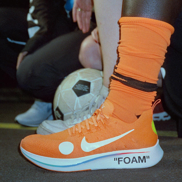 NIKE(ナイキ)のOff White x Nike Zoom flyknit 25.5cm メンズの靴/シューズ(スニーカー)の商品写真