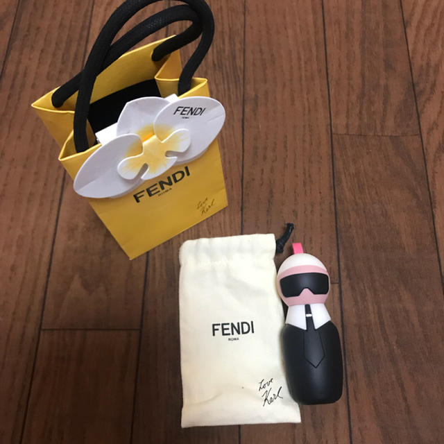 FENDI(フェンディ)のFENDI 非売品モバイルバッテリー スマホ/家電/カメラのスマートフォン/携帯電話(バッテリー/充電器)の商品写真