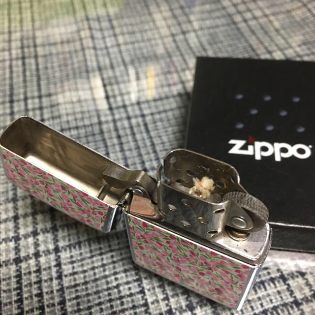 ZIPPO(ジッポー)のzippo  小花シリーズ 美品 メンズのファッション小物(タバコグッズ)の商品写真