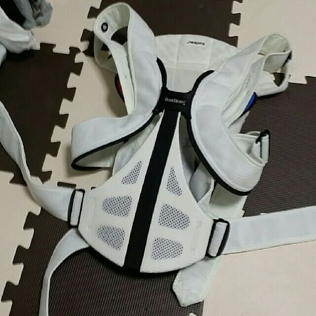 BABYBJORN(ベビービョルン)のベビービョルン　ジナシー　抱っこ紐　白　ホワイト キッズ/ベビー/マタニティの外出/移動用品(抱っこひも/おんぶひも)の商品写真