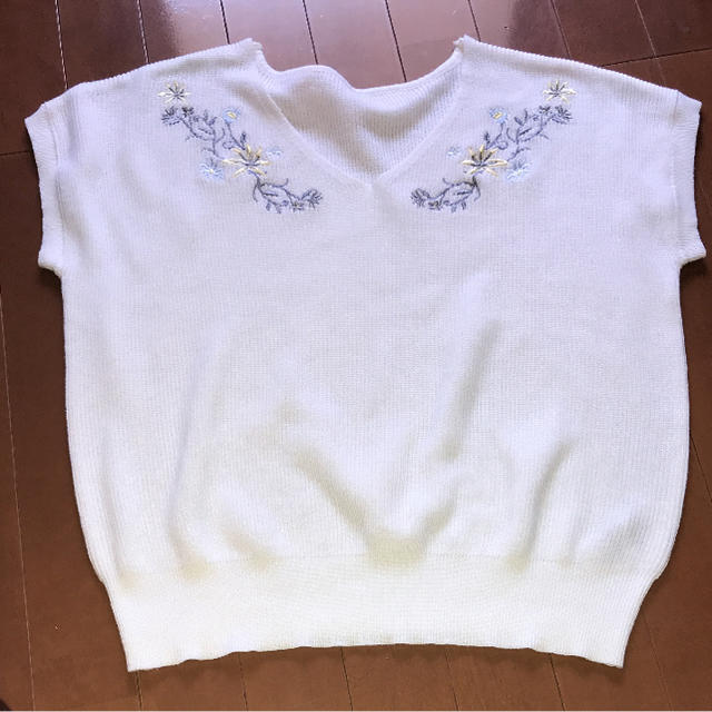 ViS(ヴィス)のサマーニット 白色 カットソー 花柄 ボタニカル  刺繍 レディースのトップス(カットソー(半袖/袖なし))の商品写真