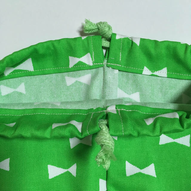 リボン柄 巾着袋 ハンドメイド ハンドメイドのキッズ/ベビー(外出用品)の商品写真