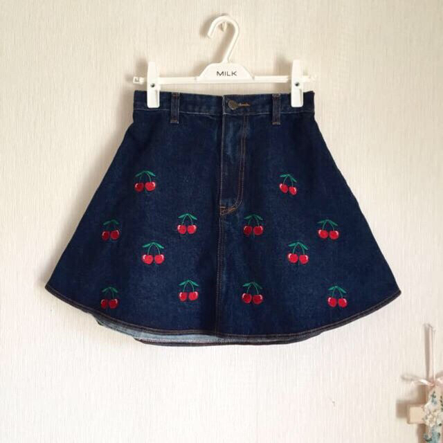 SPINNS(スピンズ)のred cherry刺繍デニムスカート レディースのスカート(ミニスカート)の商品写真