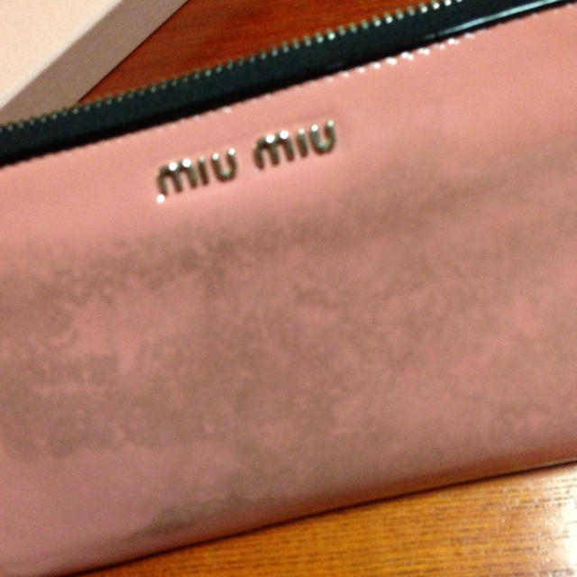 miumiu(ミュウミュウ)の難あり miumiu エナメルリボン財布 レディースのファッション小物(財布)の商品写真