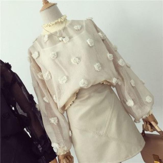 ポンポン シースルー チュール ブラウス 透け感　韓国　ママファッション レディースのトップス(シャツ/ブラウス(長袖/七分))の商品写真