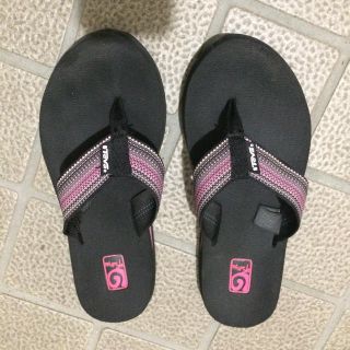 テバ(Teva)の《6月末で終了》美品! テバ▶︎サンダル ビーチサンダル 黒×ピンク 22cm(サンダル)