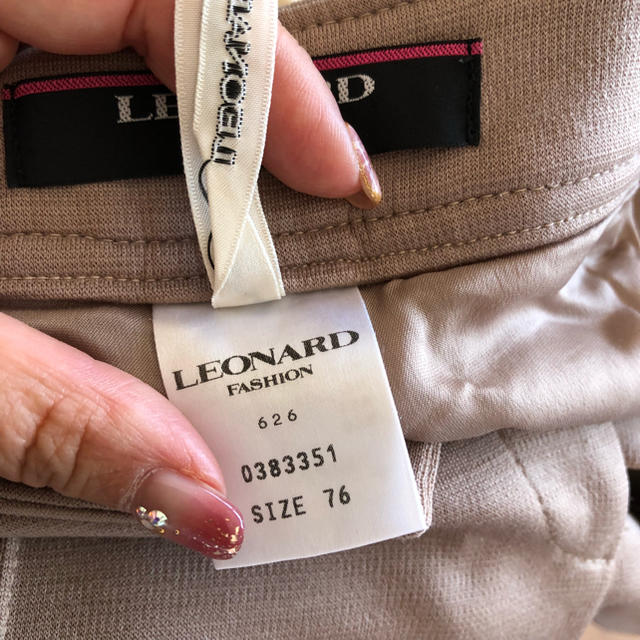 LEONARD(レオナール)の美品！秋冬物 レオナール ウエスト76 レディースのパンツ(カジュアルパンツ)の商品写真