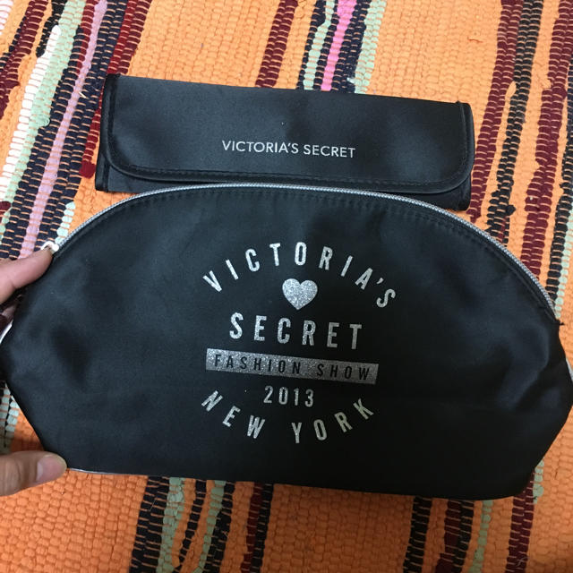 Victoria's Secret(ヴィクトリアズシークレット)のヴィクトリアシークレット  ポーチ&メイクブラシセット コスメ/美容のキット/セット(コフレ/メイクアップセット)の商品写真