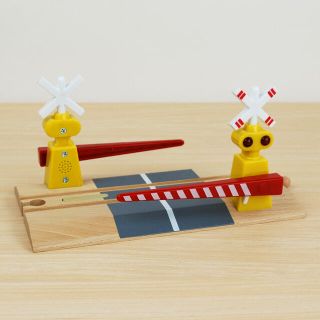 ブリオ(BRIO)のgrandpapa グランパパ マキシムドア車庫と音の鳴る踏切 2点(知育玩具)