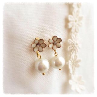 お花とパールのバックチャームピアス(ピアス)