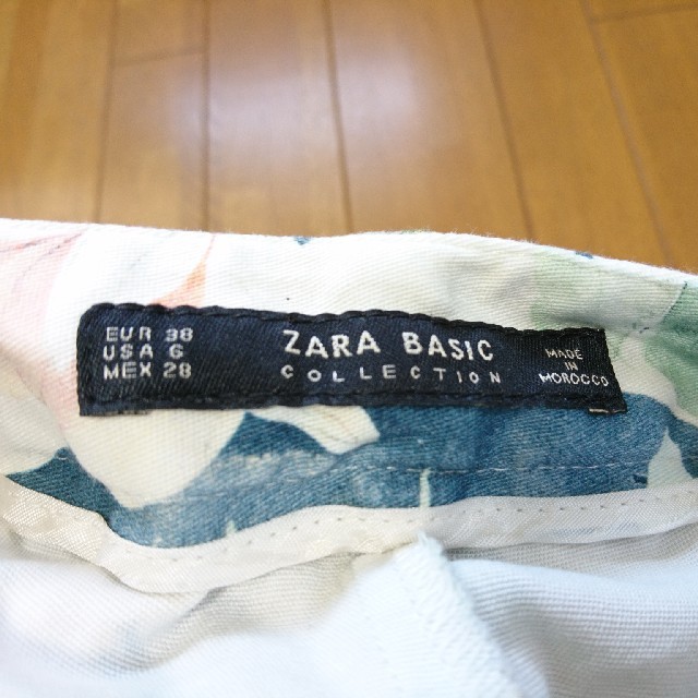 ZARA(ザラ)のZARA ボタニカル柄パンツ レディースのパンツ(カジュアルパンツ)の商品写真