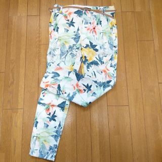 ザラ(ZARA)のZARA ボタニカル柄パンツ(カジュアルパンツ)