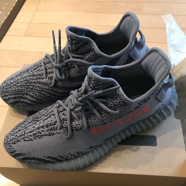 希少新品未使用Yeezy Boost 350 V2Belugaスニーカー