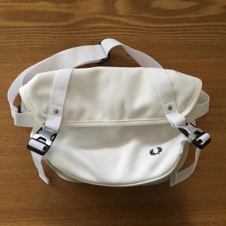 フレッドペリー(FRED PERRY)のFRED PERRY ショルダーバッグ ホワイト(ショルダーバッグ)