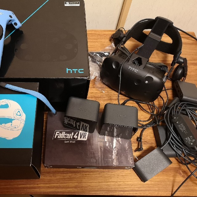 HTC(ハリウッドトレーディングカンパニー)のVR HTC Vive ヘッドセット+デラックスオーディオストラップ エンタメ/ホビーのエンタメ その他(その他)の商品写真