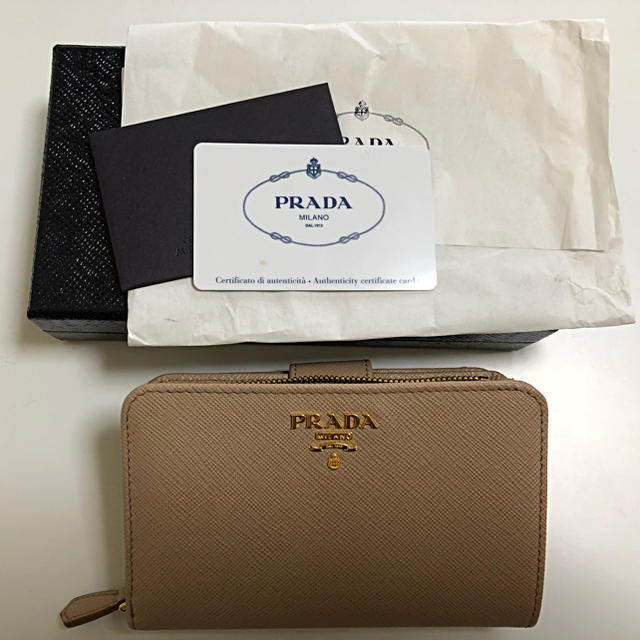 PRADA(プラダ)の美品！PRADA マルチカラー 二つ折り 財布 ベージュ×ホワイト×ピンク レディースのファッション小物(財布)の商品写真